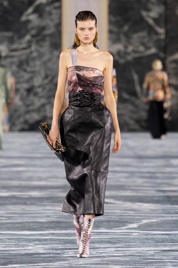 الأسطورة Cher تخطف الأنظار في عرض Balmain لربيع وصيف 2023