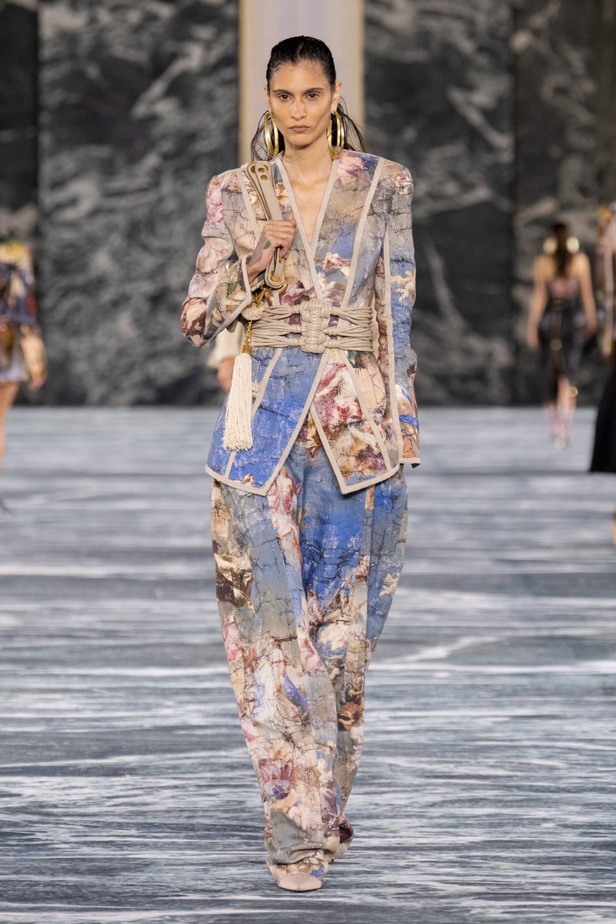 الأسطورة Cher تخطف الأنظار في عرض Balmain لربيع وصيف 2023