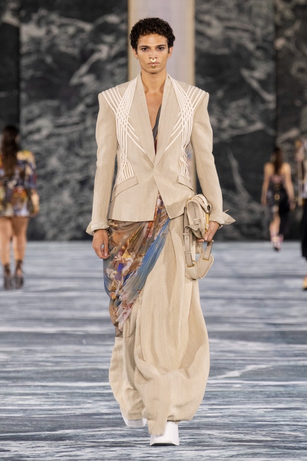 الأسطورة Cher تخطف الأنظار في عرض Balmain لربيع وصيف 2023