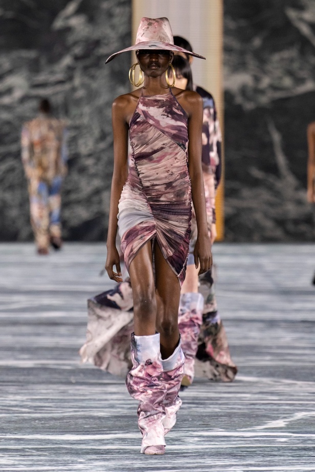 الأسطورة Cher تخطف الأنظار في عرض Balmain لربيع وصيف 2023