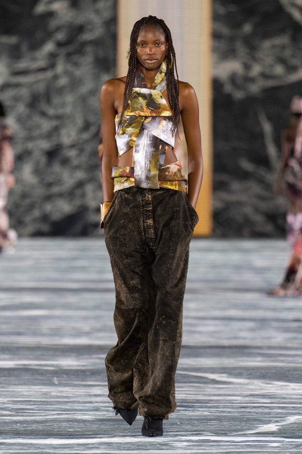 الأسطورة Cher تخطف الأنظار في عرض Balmain لربيع وصيف 2023