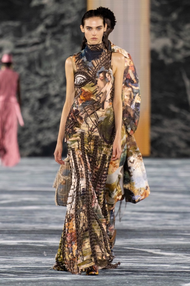 الأسطورة Cher تخطف الأنظار في عرض Balmain لربيع وصيف 2023