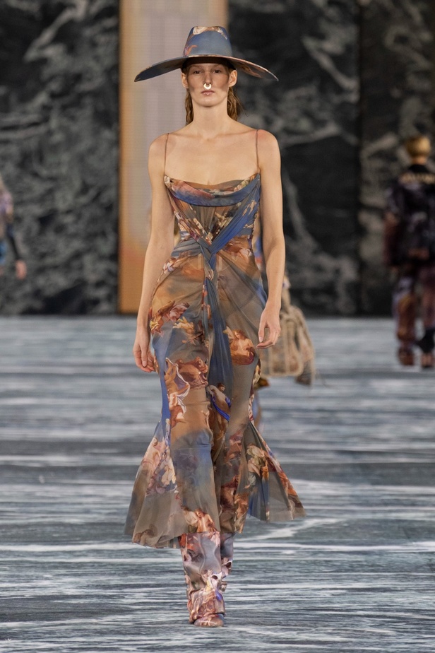 الأسطورة Cher تخطف الأنظار في عرض Balmain لربيع وصيف 2023