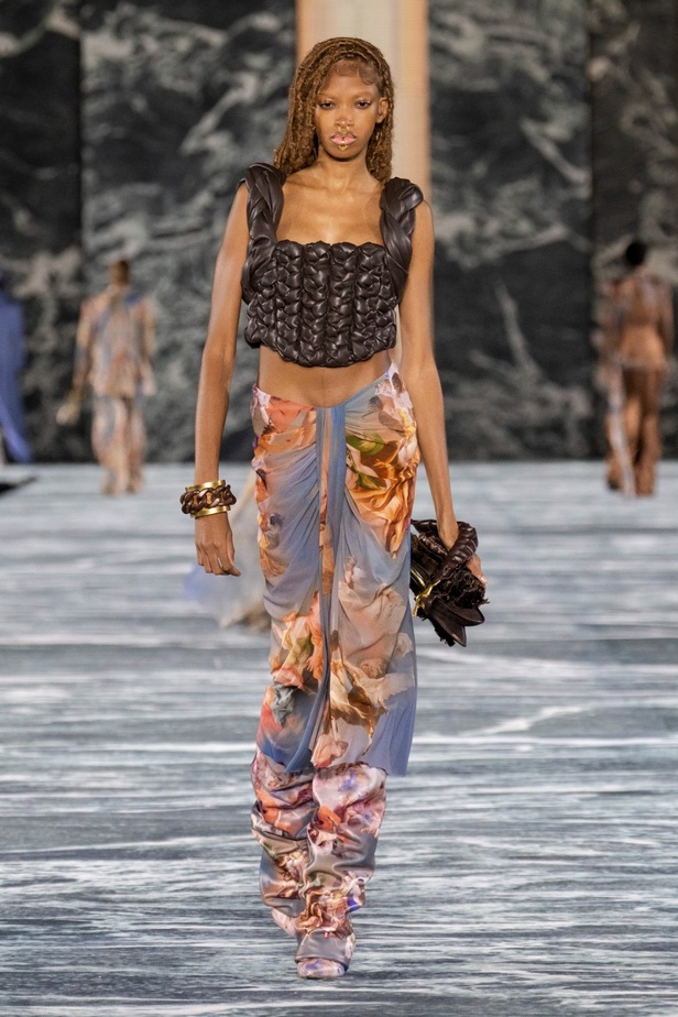 الأسطورة Cher تخطف الأنظار في عرض Balmain لربيع وصيف 2023