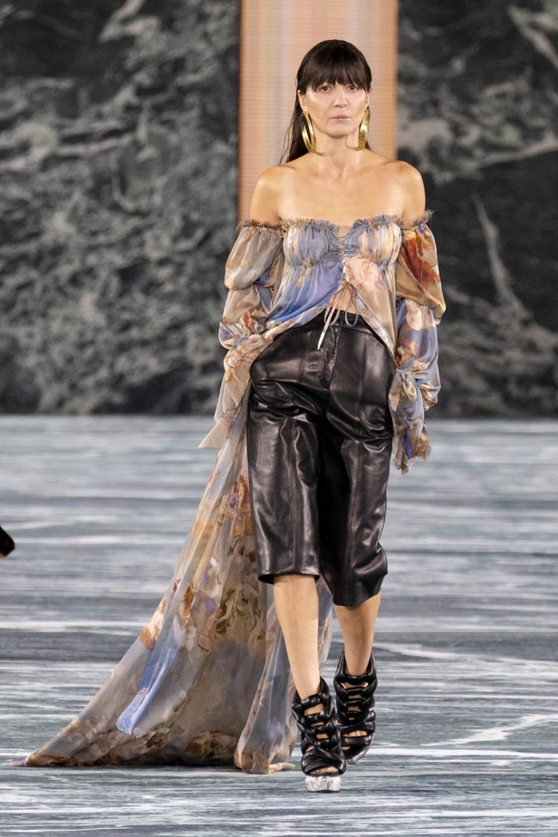 الأسطورة Cher تخطف الأنظار في عرض Balmain لربيع وصيف 2023