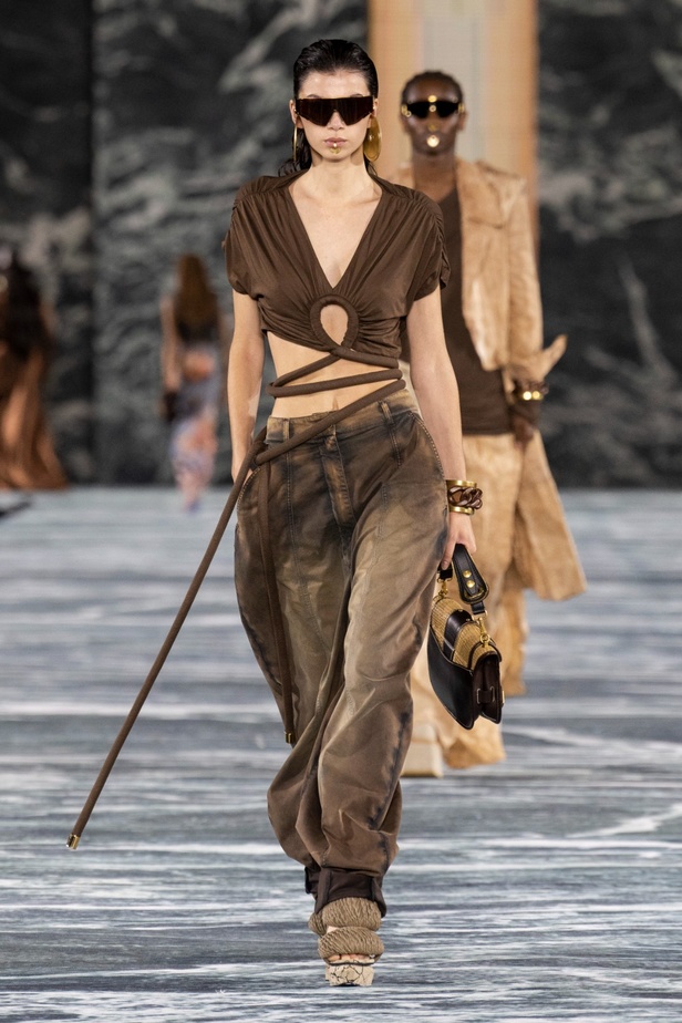 الأسطورة Cher تخطف الأنظار في عرض Balmain لربيع وصيف 2023