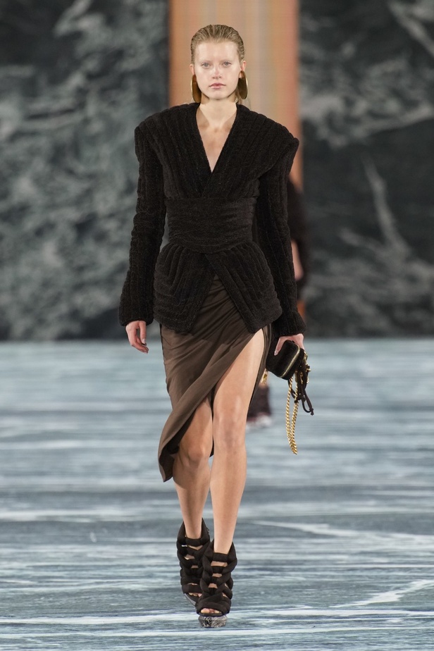 الأسطورة Cher تخطف الأنظار في عرض Balmain لربيع وصيف 2023