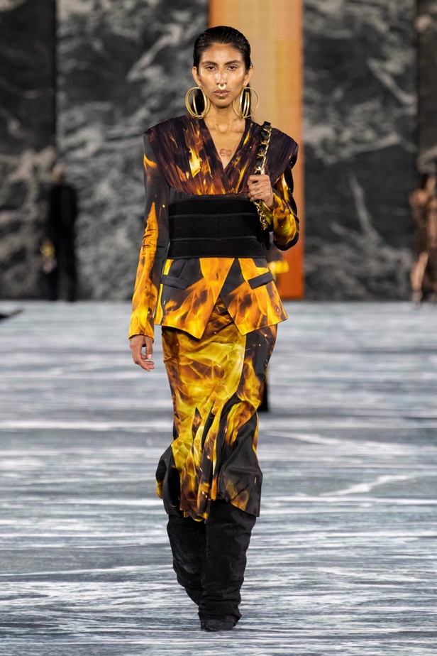 الأسطورة Cher تخطف الأنظار في عرض Balmain لربيع وصيف 2023