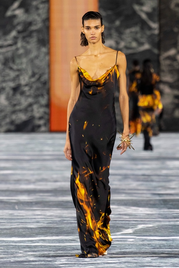 الأسطورة Cher تخطف الأنظار في عرض Balmain لربيع وصيف 2023