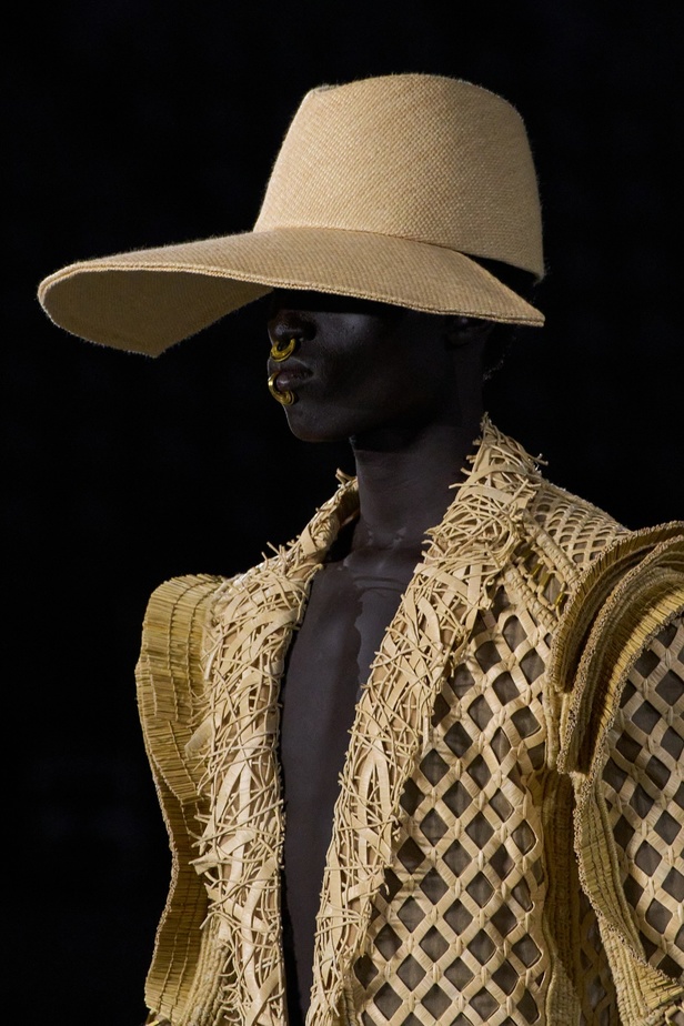 الأسطورة Cher تخطف الأنظار في عرض Balmain لربيع وصيف 2023