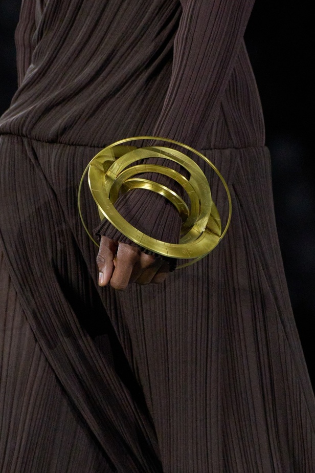 الأسطورة Cher تخطف الأنظار في عرض Balmain لربيع وصيف 2023