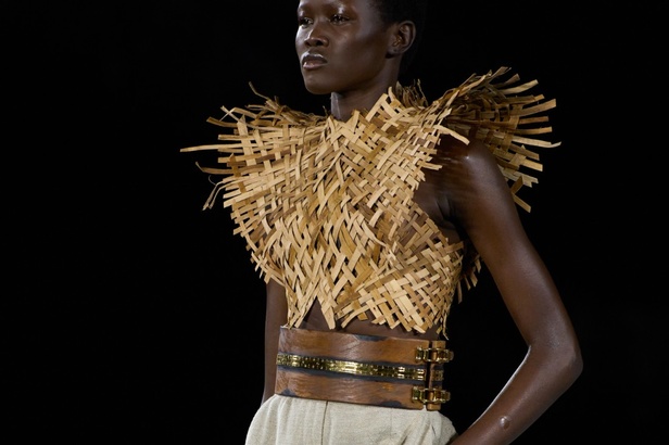 الأسطورة Cher تخطف الأنظار في عرض Balmain لربيع وصيف 2023