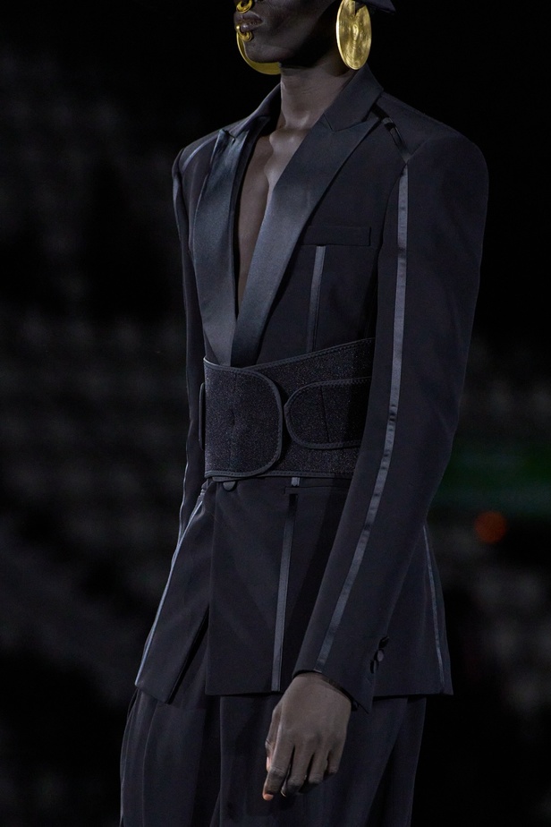 الأسطورة Cher تخطف الأنظار في عرض Balmain لربيع وصيف 2023