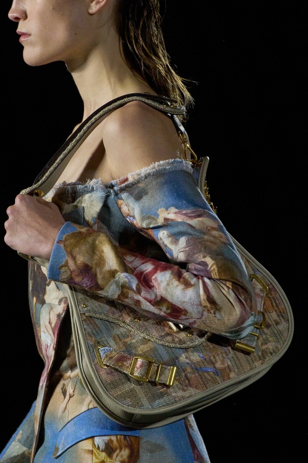 الأسطورة Cher تخطف الأنظار في عرض Balmain لربيع وصيف 2023