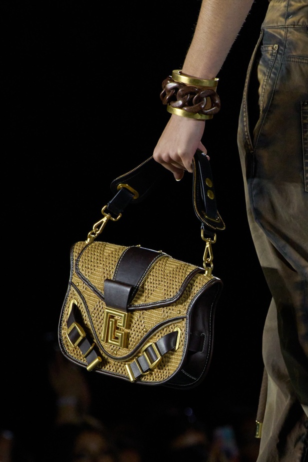 الأسطورة Cher تخطف الأنظار في عرض Balmain لربيع وصيف 2023