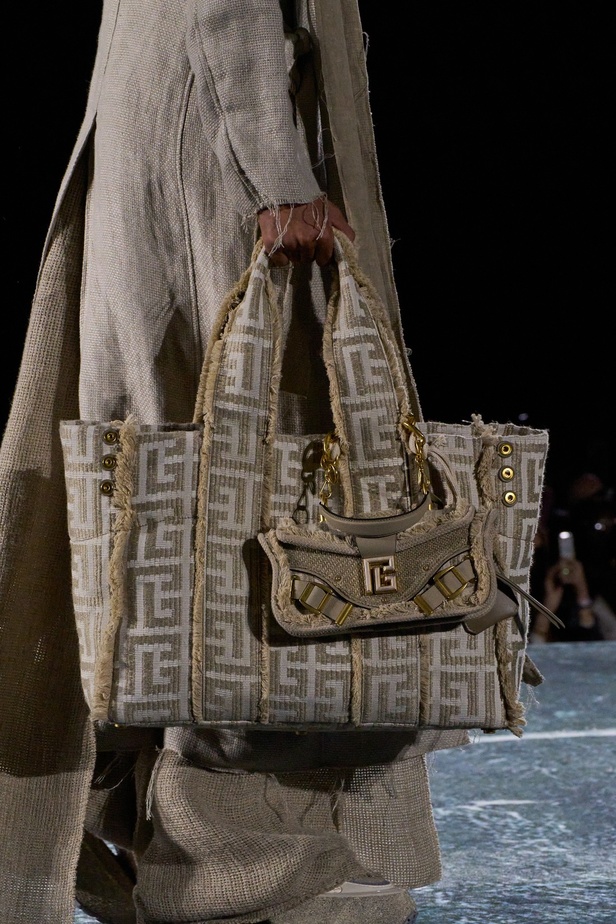 الأسطورة Cher تخطف الأنظار في عرض Balmain لربيع وصيف 2023