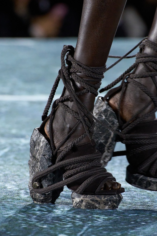 الأسطورة Cher تخطف الأنظار في عرض Balmain لربيع وصيف 2023