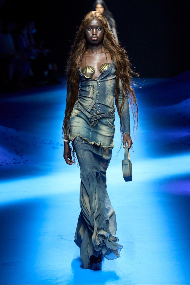 عرض أزياء Blumarine لربيع وصيف 2023 بوحي من حورية البحر     