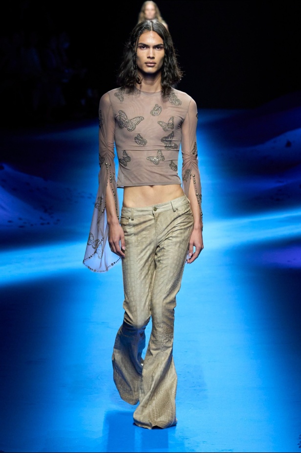 عرض أزياء Blumarine لربيع وصيف 2023 بوحي من حورية البحر     