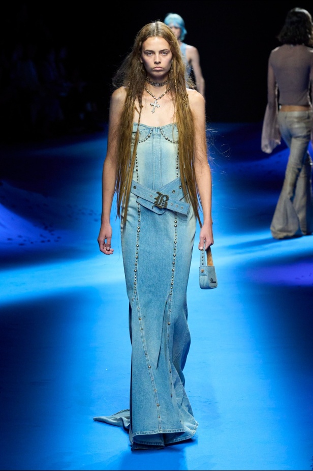 عرض أزياء Blumarine لربيع وصيف 2023 بوحي من حورية البحر     