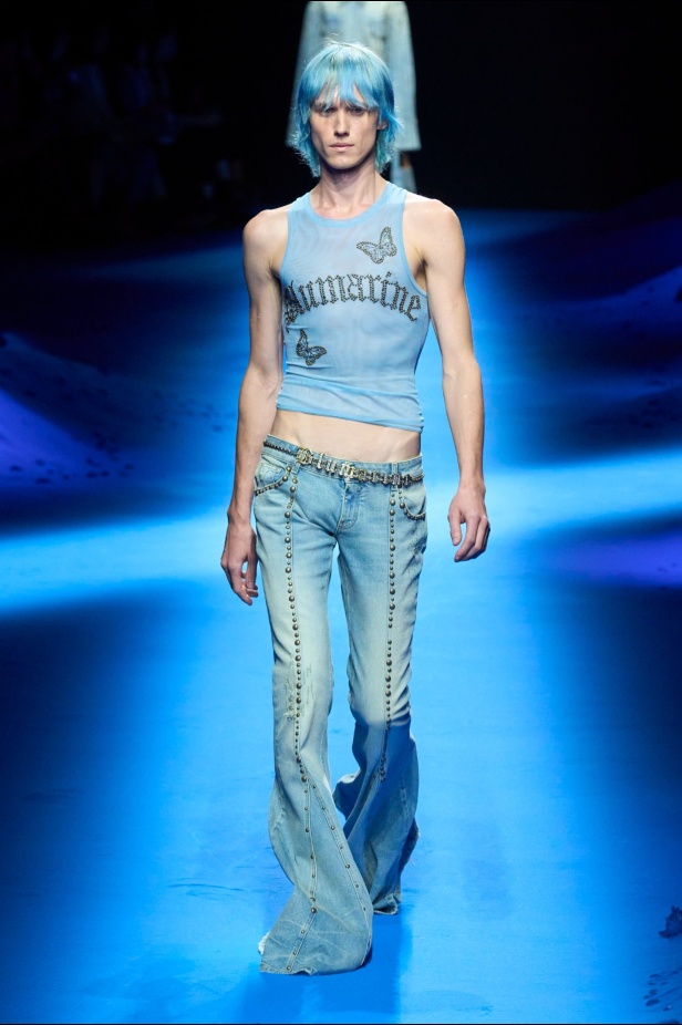 عرض أزياء Blumarine لربيع وصيف 2023 بوحي من حورية البحر     