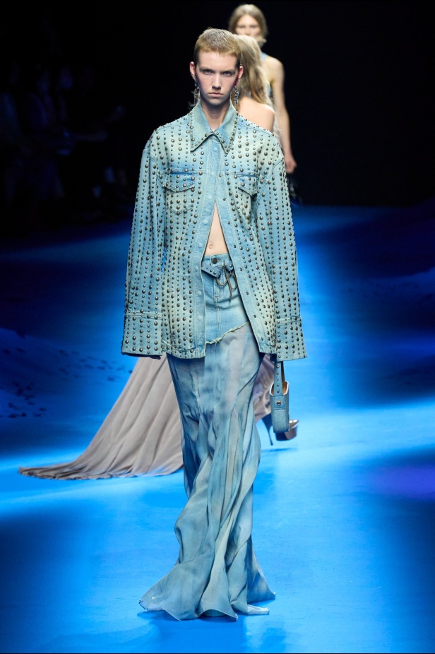 عرض أزياء Blumarine لربيع وصيف 2023 بوحي من حورية البحر     