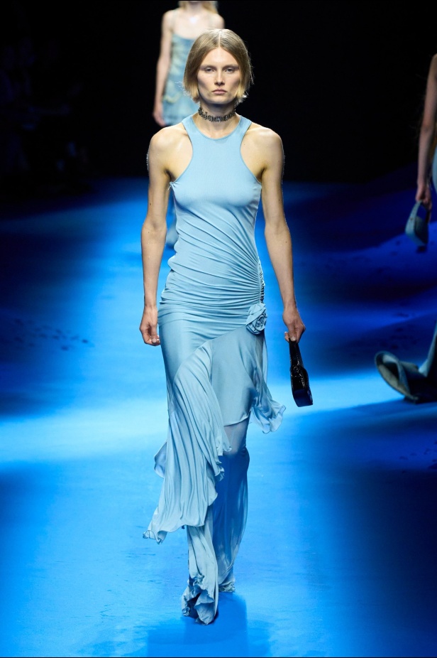 عرض أزياء Blumarine لربيع وصيف 2023 بوحي من حورية البحر     