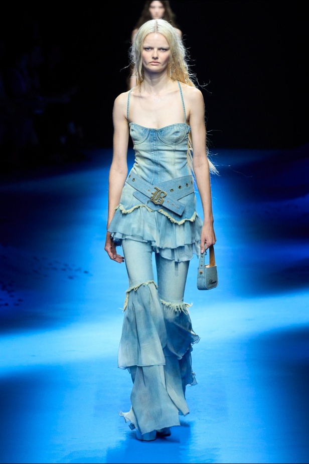 عرض أزياء Blumarine لربيع وصيف 2023 بوحي من حورية البحر     