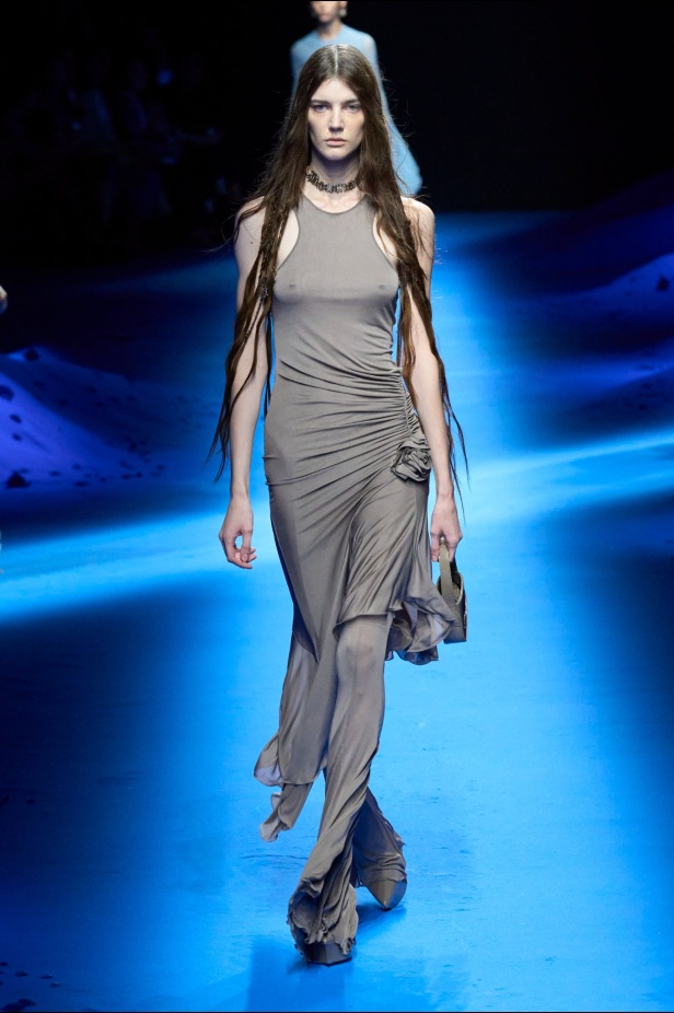 عرض أزياء Blumarine لربيع وصيف 2023 بوحي من حورية البحر     