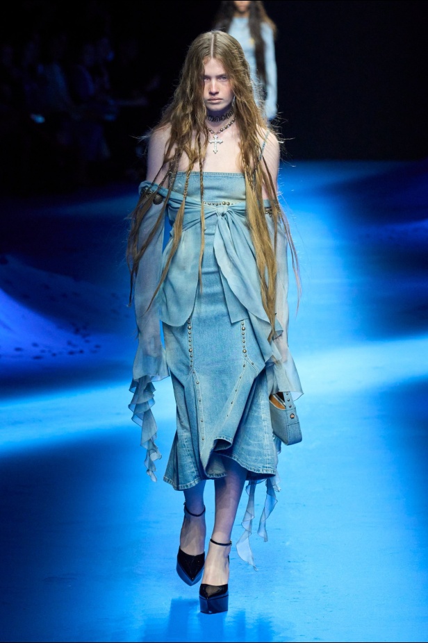 عرض أزياء Blumarine لربيع وصيف 2023 بوحي من حورية البحر     