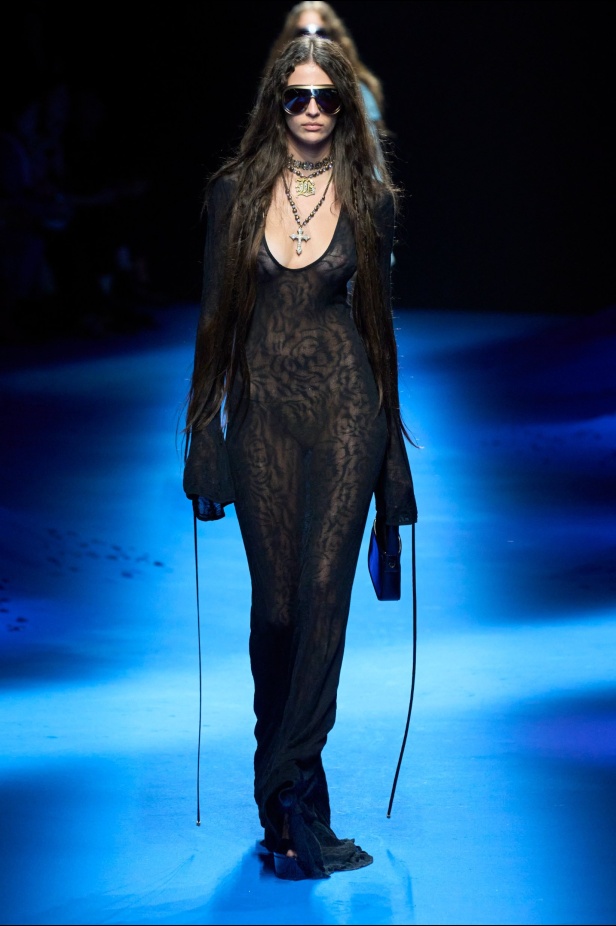 عرض أزياء Blumarine لربيع وصيف 2023 بوحي من حورية البحر     