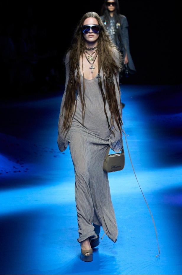 عرض أزياء Blumarine لربيع وصيف 2023 بوحي من حورية البحر     