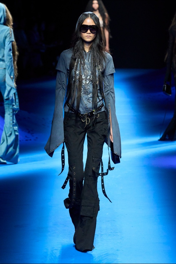 عرض أزياء Blumarine لربيع وصيف 2023 بوحي من حورية البحر     