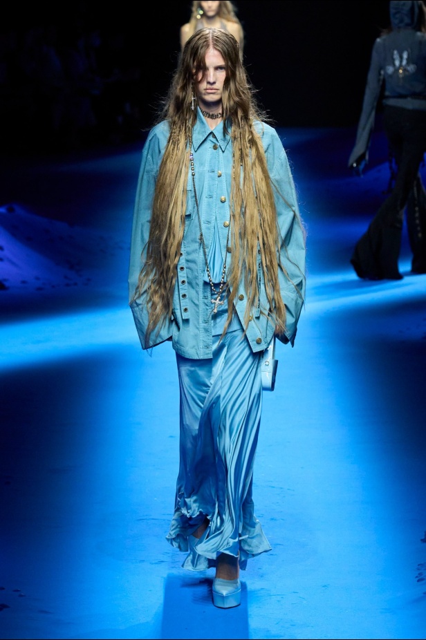 عرض أزياء Blumarine لربيع وصيف 2023 بوحي من حورية البحر     