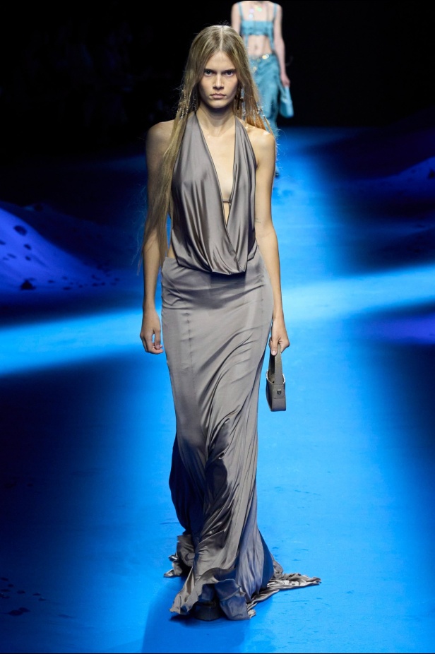 عرض أزياء Blumarine لربيع وصيف 2023 بوحي من حورية البحر     