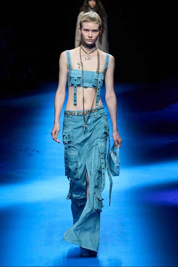 عرض أزياء Blumarine لربيع وصيف 2023 بوحي من حورية البحر     