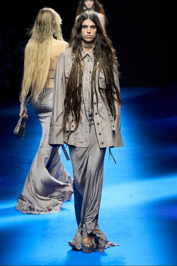 عرض أزياء Blumarine لربيع وصيف 2023 بوحي من حورية البحر     