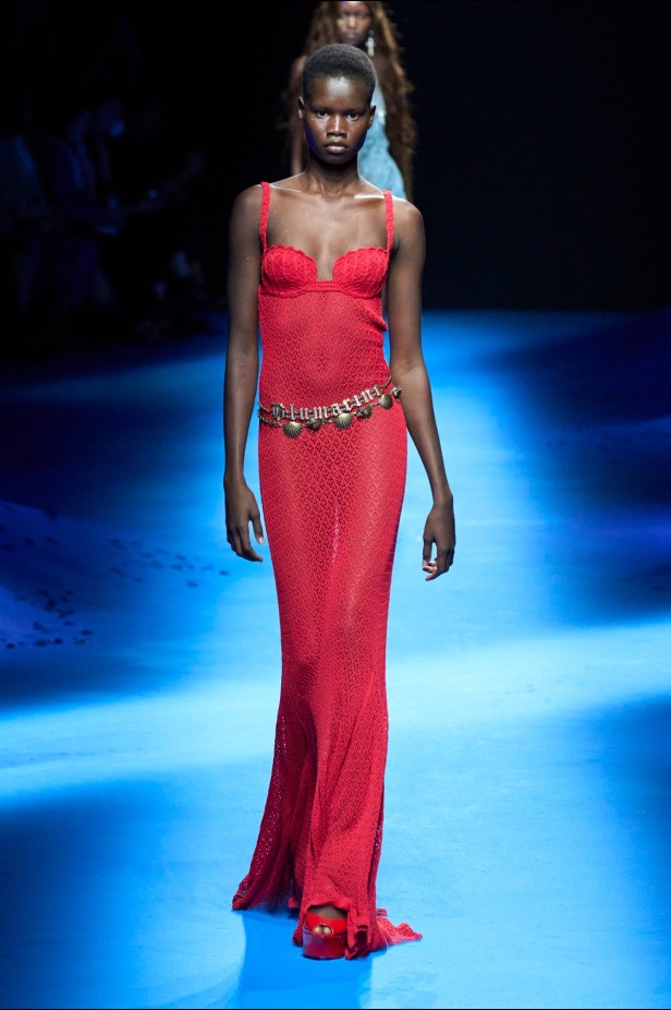 عرض أزياء Blumarine لربيع وصيف 2023 بوحي من حورية البحر     