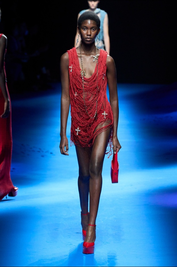 عرض أزياء Blumarine لربيع وصيف 2023 بوحي من حورية البحر     