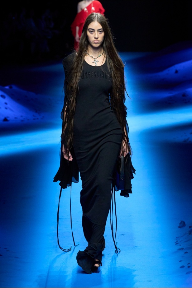 عرض أزياء Blumarine لربيع وصيف 2023 بوحي من حورية البحر     