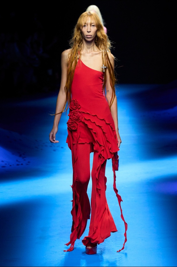 عرض أزياء Blumarine لربيع وصيف 2023 بوحي من حورية البحر     