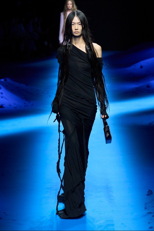 عرض أزياء Blumarine لربيع وصيف 2023 بوحي من حورية البحر     