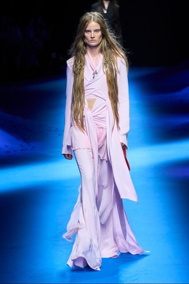 عرض أزياء Blumarine لربيع وصيف 2023 بوحي من حورية البحر     