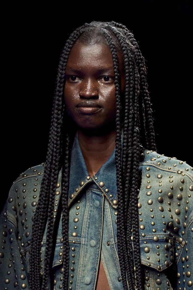 عرض أزياء Blumarine لربيع وصيف 2023 بوحي من حورية البحر     