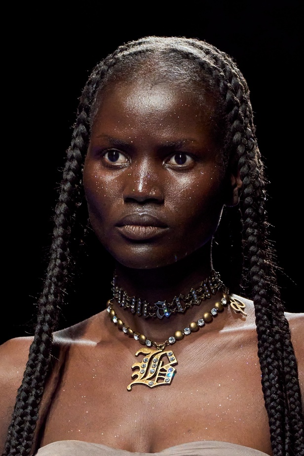 عرض أزياء Blumarine لربيع وصيف 2023 بوحي من حورية البحر     