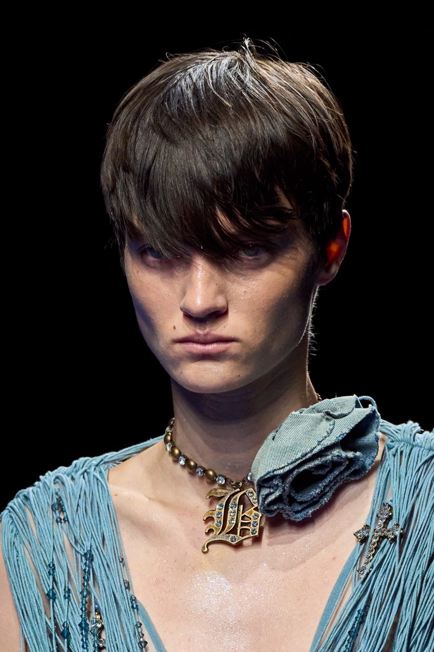 عرض أزياء Blumarine لربيع وصيف 2023 بوحي من حورية البحر     