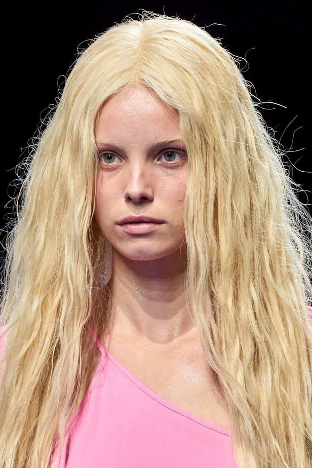 عرض أزياء Blumarine لربيع وصيف 2023 بوحي من حورية البحر     