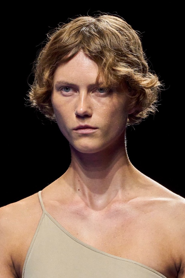 عرض أزياء Blumarine لربيع وصيف 2023 بوحي من حورية البحر     