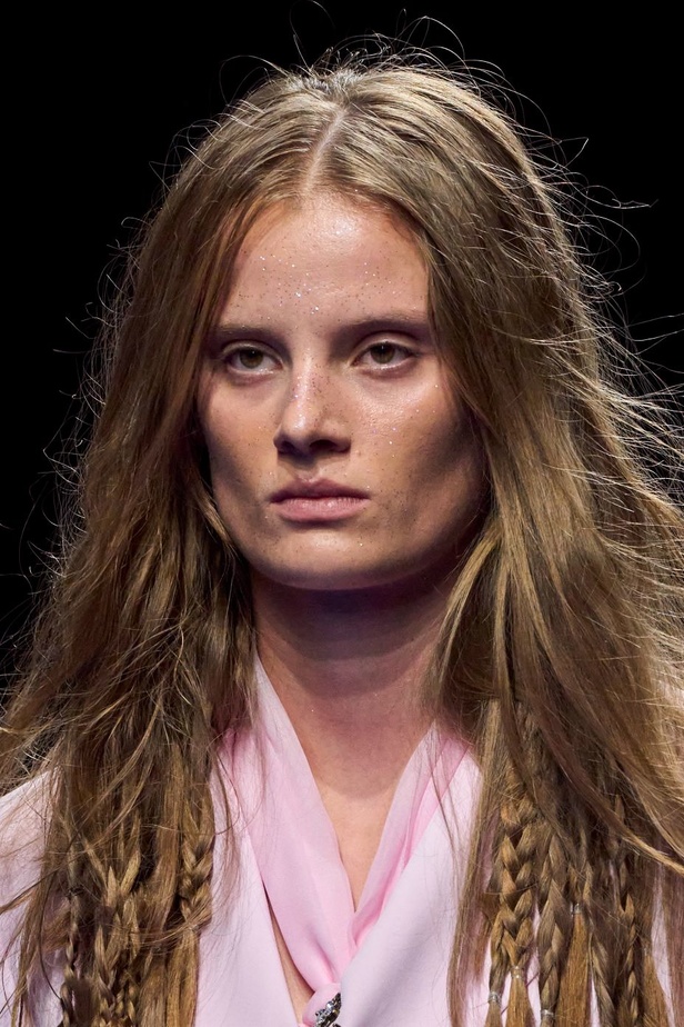 عرض أزياء Blumarine لربيع وصيف 2023 بوحي من حورية البحر     