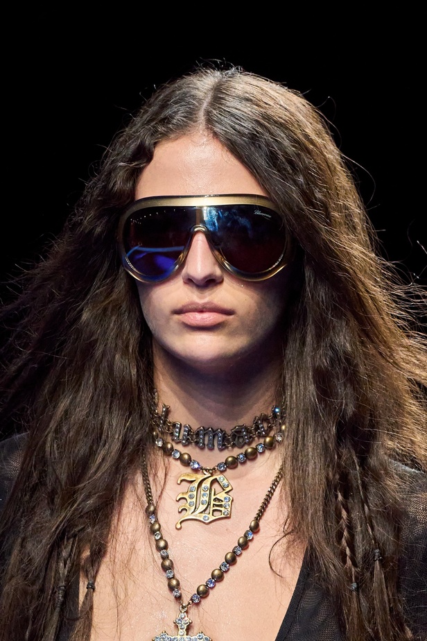 عرض أزياء Blumarine لربيع وصيف 2023 بوحي من حورية البحر     